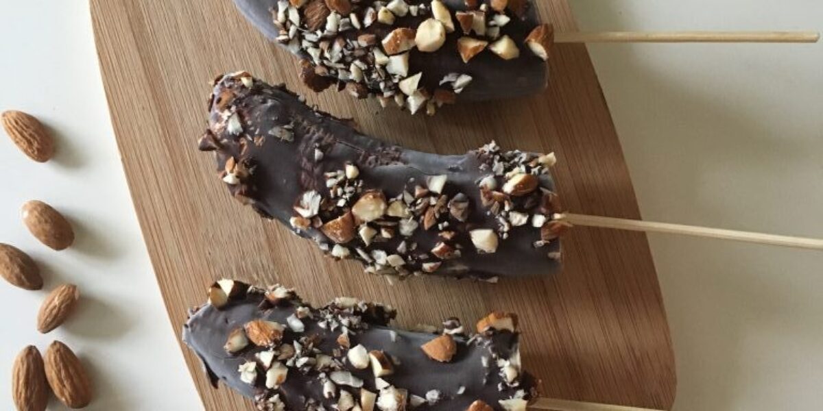 Sjokoladetrukket bananis med mandelstrøssel